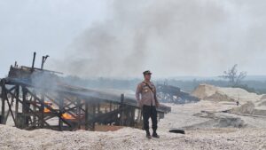 PULUHAN RAKIT PETI DI PULAU PRAMUKA DI BAKAR APH!!!