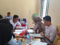 Camat Kuantan Hilir melakukan Monitoring Evaluasi Dana Desa Tahap I TA 2024 di Desa Kampung Tengah