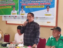 PemDes Kampung Madura Menyerahkan bantuan pendidikan untuk Siswa Berprestasi dan Kurang mampu