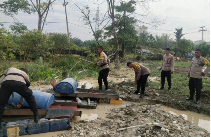 Polsek Kuantan Tengah Basmi 7 Unit Rakit PETI Jenis Sitingkai di Desa Beringin Taluk