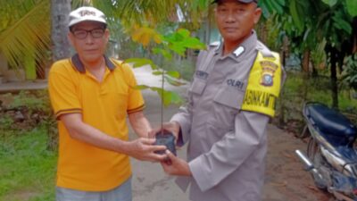 Polsek Kuantan Hilir Laksanakan Penanaman Bibit Pohon Lengkeng Dukung Program Kapolda Riau
