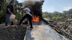 Terima Laporan Warga, Polsek Singingi Obrak-Abrik dan Bakar Box di Muara Lembu