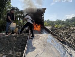 Terima Laporan Warga, Polsek Singingi Obrak-Abrik dan Bakar Box di Muara Lembu