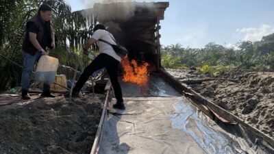 Terima Laporan Warga, Polsek Singingi Obrak-Abrik dan Bakar Box di Muara Lembu