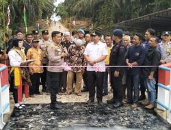 Resmikan Jembatan Merah Putih di Desa Sungai Kuning, Polsek Singingi Gelar Syukuran dan Pelepasan Personel BKO Polda Riau